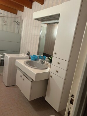 Shower, hair dryer, towels, toilet paper - Country cottage ideal for family vacations large shady grounds (Annoire)