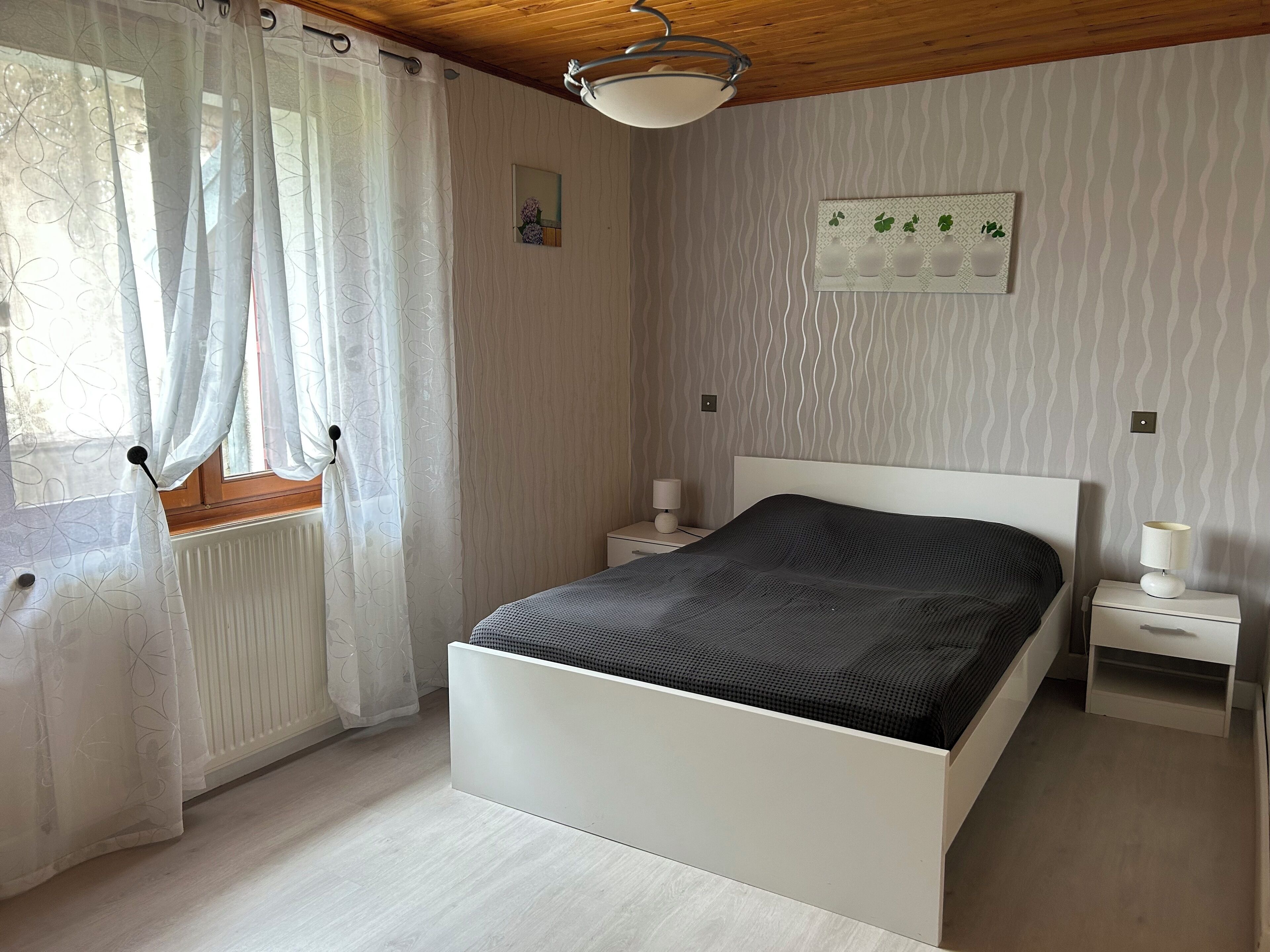 4 dormitoris, planxa i posts de planxar, wifi i roba de llit 