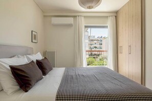 3 bedrooms, desk, iron/ironing board, free WiFi - Suburban 3BR Apartment in Marousi (Marousi)