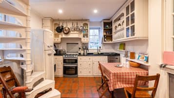 Fridge, dishwasher, coffee/tea maker, toaster