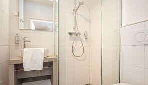 Secador de cabelo, toalhas de banho