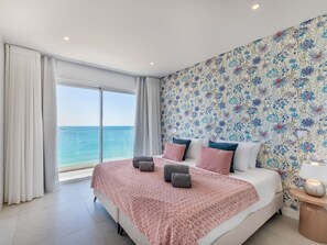 5 bedrooms, desk, internet