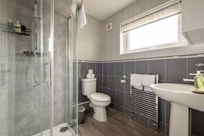 Shower, hair dryer, towels, soap - Fraser Avenue (No 16) (St Andrews)