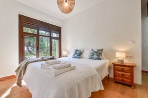 5 bedrooms, iron/ironing board, free WiFi, bed sheets