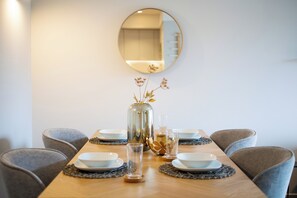 Appartement, 1 tweepersoonsbed, keuken, uitzicht op de stad | Dineren op de kamer