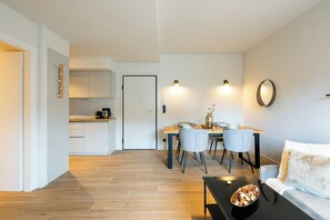 Apartamento, 1 cama doble, cocina, vistas a la ciudad | Servicio de comidas en la habitación