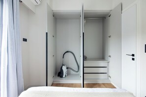 Apartamento, 1 cama doble, cocina, vistas a la ciudad | Armario
