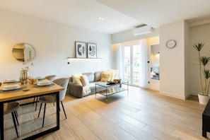 Appartement, 1 lit double, cuisine, vue ville | Salle de séjour | TV connectée de 46 pouces avec chaînes numériques, services de streaming