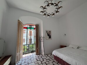 6 bedrooms, WiFi, bed sheets