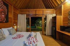 Deluxe Studio, Patio, Pool View | Desk, laptop workspace, free WiFi