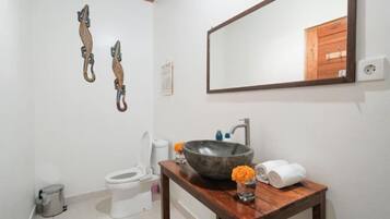 Deluxe Studio, Patio, Pool View | Bathroom | Shower, towels, soap, shampoo