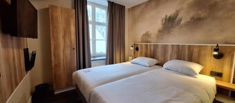 Stay in Scenic Thorn – Beautiful Dutch Room Steps from Culture, Dining & Trails
