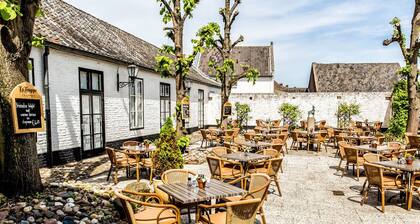 Stay in Scenic Thorn – Beautiful Dutch Room Steps from Culture, Dining & Trails