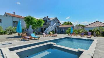 3 piscines extérieures, parasols de plage, chaises longues