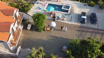 3 outdoor pools, pool umbrellas, pool loungers