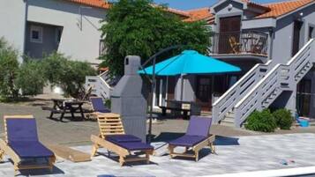 3 buitenzwembaden, parasols bij het zwembad en ligstoelen