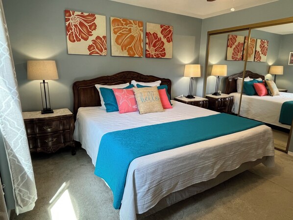 4 عدّة غرف نوم ومكتب ومكواة/لوح كي وسرير سفر