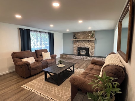 Smart TV. Rest and Rove IdaHome Base - Stay in or explore!