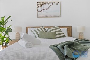 3 bedrooms, iron/ironing board, travel cot, free WiFi - Dolphin Retreat in Halls Head (Halls Head)