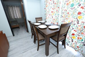 Dining - 2BR Apartment in chennai/ WIFI/HOUSEKEEPING/FAMILY FRIENDLY (Chennai)