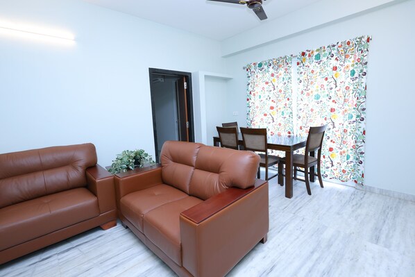 Living area - 2BR Apartment in chennai/ WIFI/HOUSEKEEPING/FAMILY FRIENDLY (Chennai)