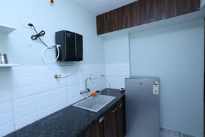 Private kitchen - 2BR Apartment in chennai/ WIFI/HOUSEKEEPING/FAMILY FRIENDLY (Chennai)