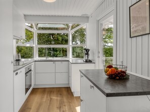 Kühlschrank, Mikrowelle, Geschirrspüler, Kochgeschirr/Geschirr/Besteck