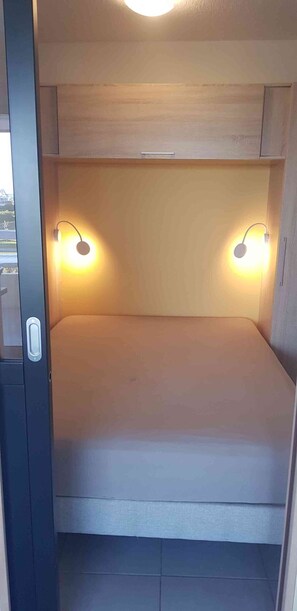 2 habitaciones, tabla de planchar con plancha, wifi y ropa de cama 