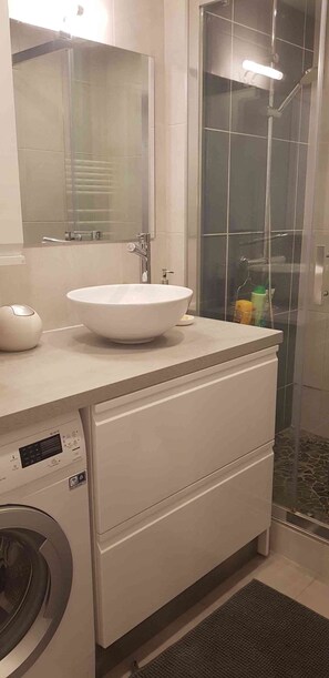 Doccia, asciugacapelli, asciugamani, sapone