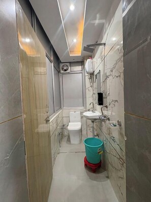 Shower, slippers, towels, soap - Hotel Sheeri Inn (Faizabad)