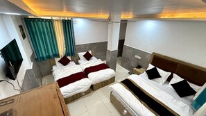 Quarto quádruplo | Escrivaninha, espaço de trabalho para notebook, Wi-Fi de cortesia