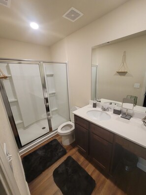 Douche, serviettes fournies, savon, papier toilette