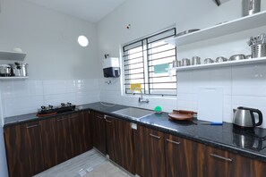 Private kitchen - 2BR Apartment in chennai / WIFI/ Downtown/Family friendly (Chennai)