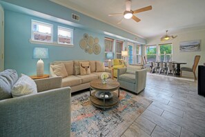 Smart-TV, Kamin, Arbeitsbereiche