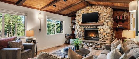 Een smart-tv en een open haard