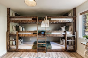 4 dormitorios, cuna de viaje, wifi gratis y ropa de cama