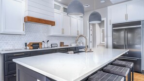 Een microgolfoven, een oven, een kookplaat, een vaatwasser