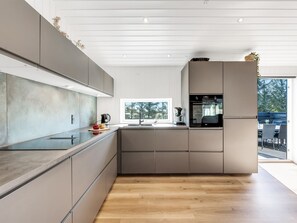 Fridge, microwave, dishwasher, cookware/dishes/utensils