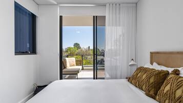 3 bedrooms, desk, iron/ironing board, travel crib