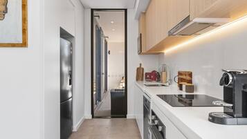 Kjøleskap, mikrobølgeovn, ovn og kokeplater