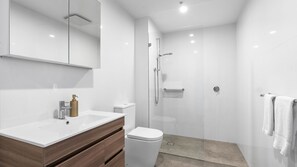 Shower, hair dryer, towels, shampoo - Allura Blue by Experience Jervis Bay (Huskisson)