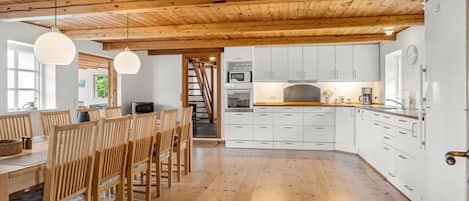 Fridge, microwave, dishwasher, cookware/dishes/utensils