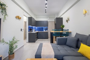 Appartement, 2 chambres, cuisine, vue ville | Salle de séjour | TV connectée de 55 pouces avec chaînes numériques, services de streaming
