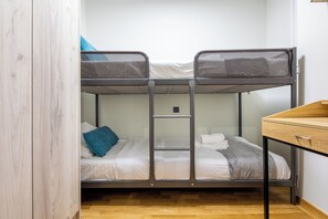 2 habitaciones, caja de seguridad en la habitación y escritorio