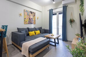 アパートメント 2 ベッドルーム キッチン シティビュー | リビングルーム | 55 インチのスマートテレビ (デジタル放送視聴可)、ストリーミングサービス