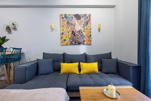 アパートメント 2 ベッドルーム キッチン シティビュー | リビングルーム | 55 インチのスマートテレビ (デジタル放送視聴可)、ストリーミングサービス