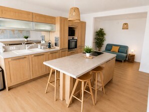Frigorifero, microonde, forno, piano cottura