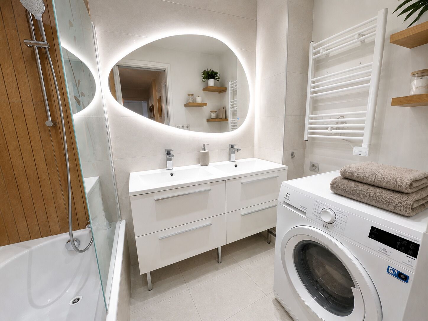 Milieuvriendelijke toiletartikelen, een haardroger, handdoeken, zeep