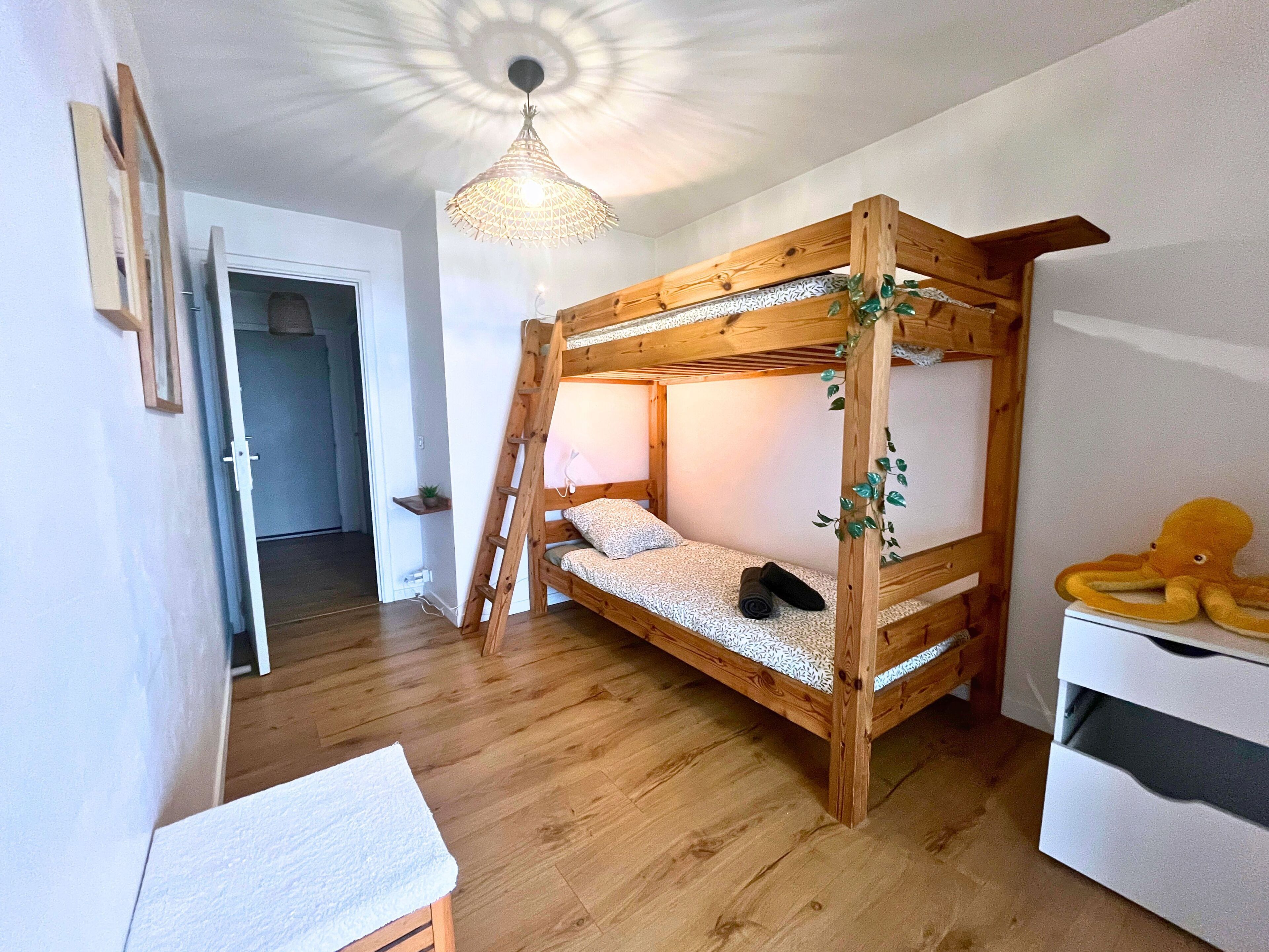 2 slaapkamers, een strijkplank/strijkijzer, reisbedje, gratis wifi