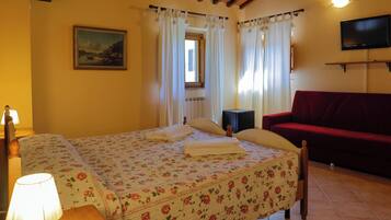 Camera Superior con letto matrimoniale o 2 letti singoli, vista collina | Una scrivania, Wi-Fi gratuito